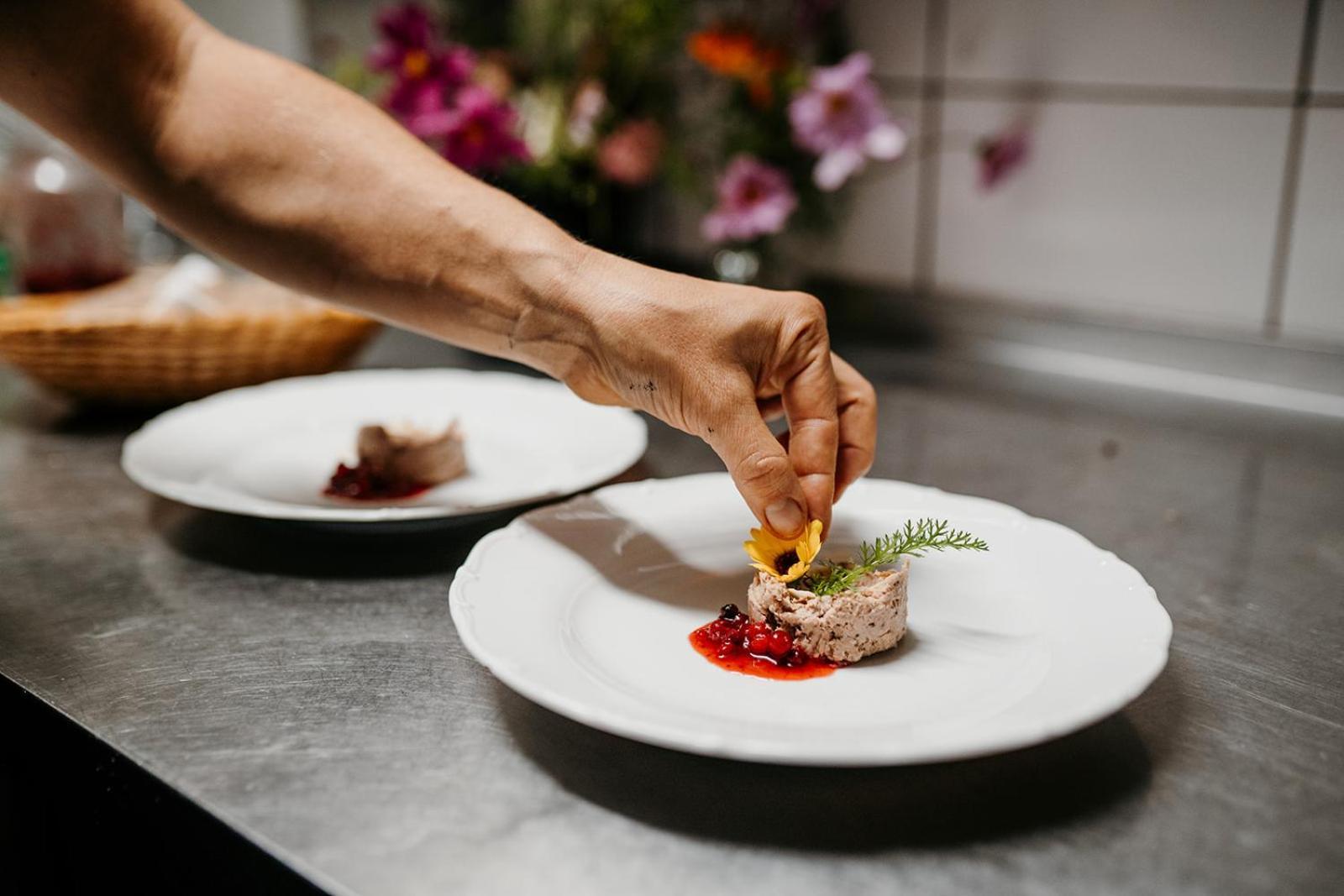 Korouhev Restaurant A Penzion Na Cechach酒店 外观 照片